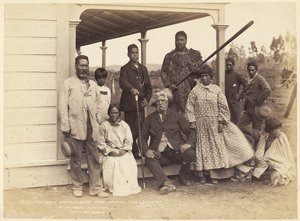 El gran jefe Ngatimaniopoto Wahanaui con su familia y amigos en su casa en Alexandra, 7 de junio de 1885 de Alfred Burton